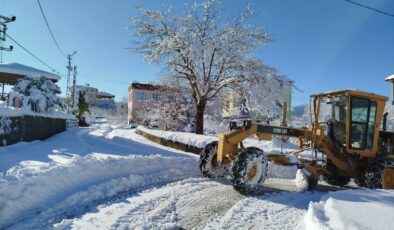 Beşikdüzü’nün yüksek kesimlerinde karla mücadele gece gündüz sürüyor