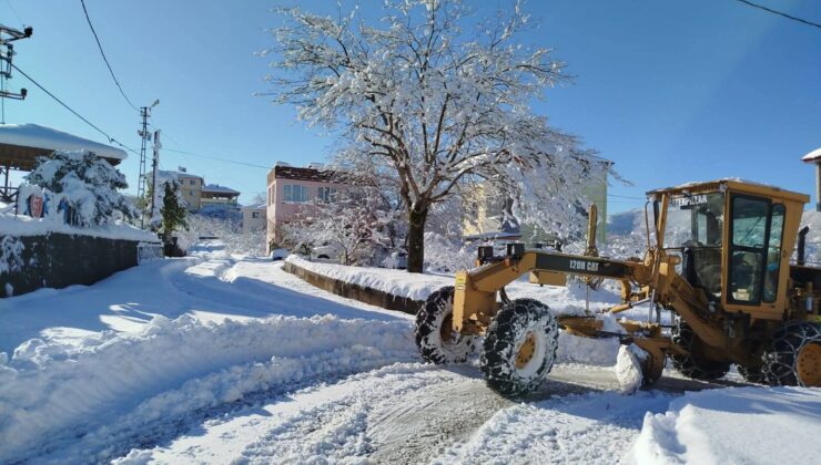 Beşikdüzü’nün yüksek kesimlerinde karla mücadele gece gündüz sürüyor