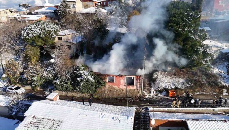Beykoz’da metruk binada çıkan yangın paniğe neden oldu