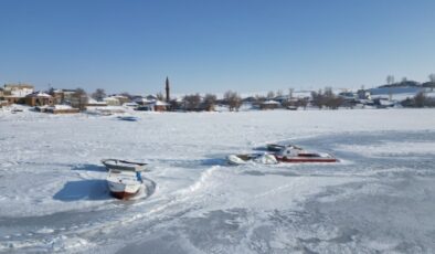 Bitlis’te Buz Manzarası: Göller ve Sulak Alanlar Dondu, Doğa Fotoğrafçılarının İlgi Odağı Oldu