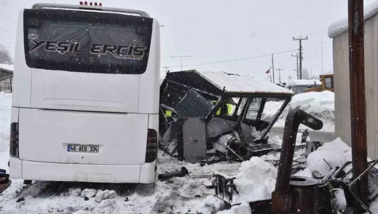 Bitlis’te yolcu otobüsü polis uygulama noktasına çarptı: 4 polis yaralandı