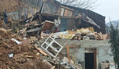 Borçka’da Kar Sonrası Heyelan: Ev ve Ahır Toprak Altında Kaldı