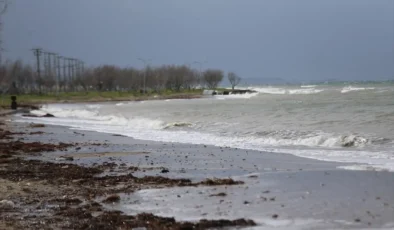 Çanakkale Boğazı’nda fırtına sonrası geçişler yeniden başladı