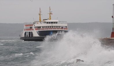 Çanakkale’de Fırtına Ulaşımı Vurdu: Feribot Seferleri İptal Edildi