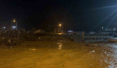 Çanakkale’de sağanak yağış Kepez Çayı’nı taşırdı, sahil yolu ulaşıma kapandı