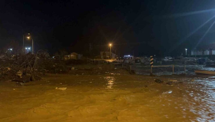 Çanakkale’de sağanak yağış Kepez Çayı’nı taşırdı, sahil yolu ulaşıma kapandı