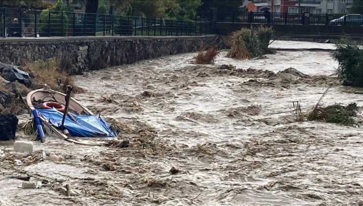 Çanakkale’de Kuvvetli Sağanak Hayatı Olumsuz Etkiledi