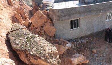 Cizre’de Heyelan Paniği: Dev Kayalar Bir Evi Kullanılamaz Hale Getirdi