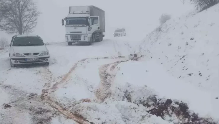 Çorum’da kar alarmı: Yolda kalan araçlar ekiplerin çalışmasıyla kurtarıldı