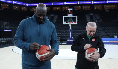Cumhurbaşkanı Erdoğan, NBA efsanesi Shaquille O’Neal ile sahaya çıktı