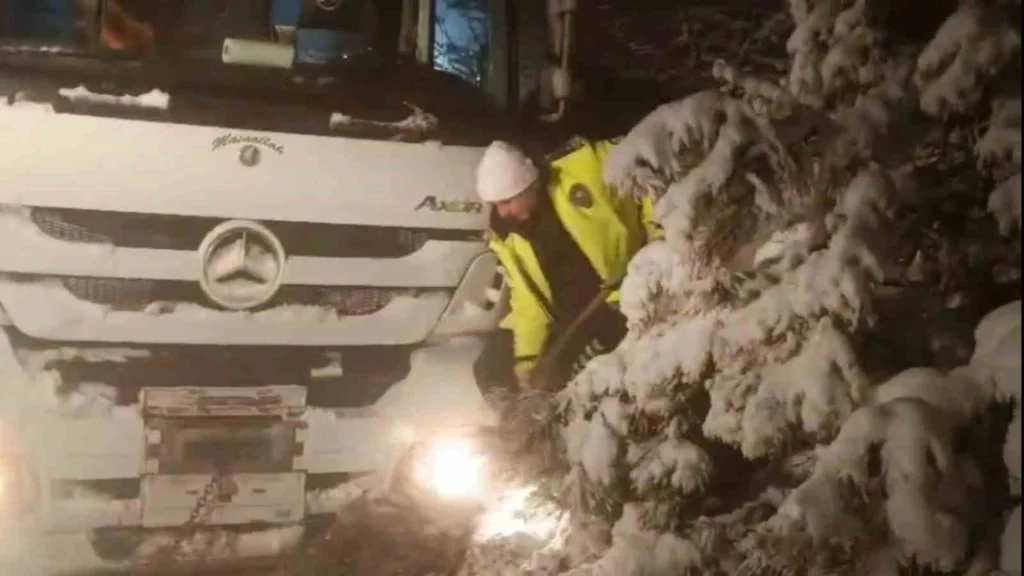 D850 kara yolu ulaşıma kapandı