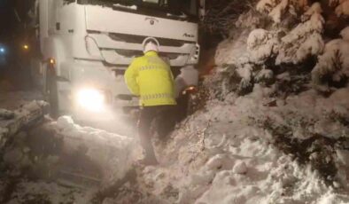D850 kara yolu kar ve buz nedeniyle kapandı, polis ekipleri küreklerle yolu açtı