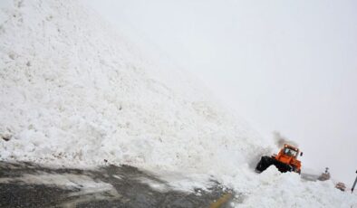 Eğribel Geçidi’nde Kar ve Tipi Sürücüleri Zorladı