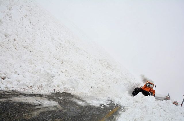 Eğribel Geçidi’nde Kar ve Tipi Sürücüleri Zorladı