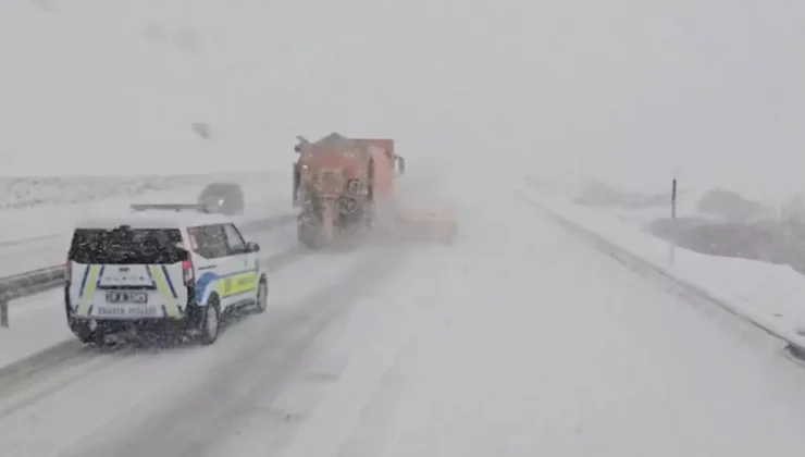 Erzincan’da kar yağışı etkisini artırdı, yüksek geçitlerde ulaşım zorlaştı