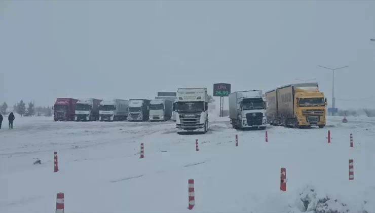 Erzincan’da Kar ve Tipi Ulaşımı Olumsuz Etkiliyor