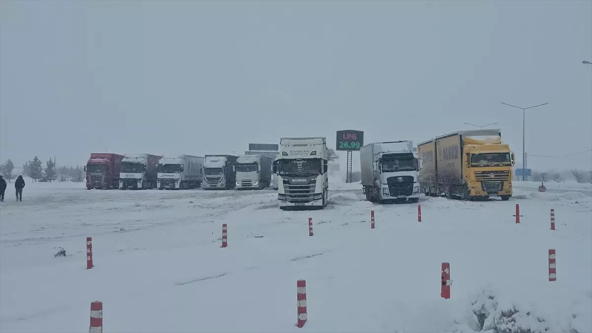 Erzincan kar yolu kapatıyor