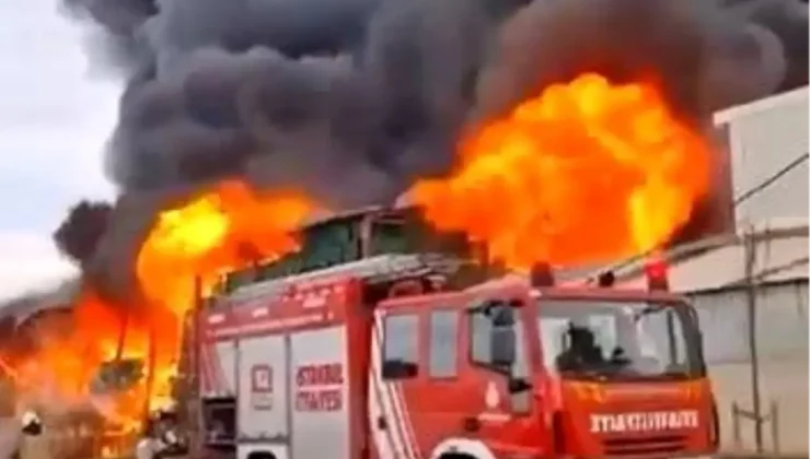 Esenyurt’ta Zincir Market Deposunda Yangın! Yoğun Duman Kenti Sardı