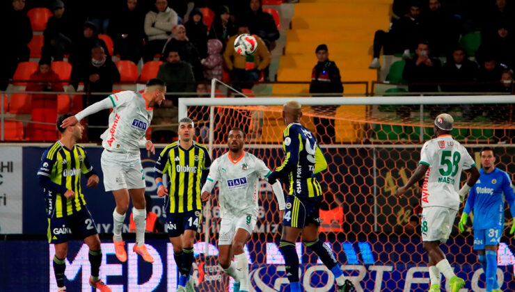 Zirvede fark 1’e düştü! 5 gollü nefes kesen maçta kazanan Fenerbahçe