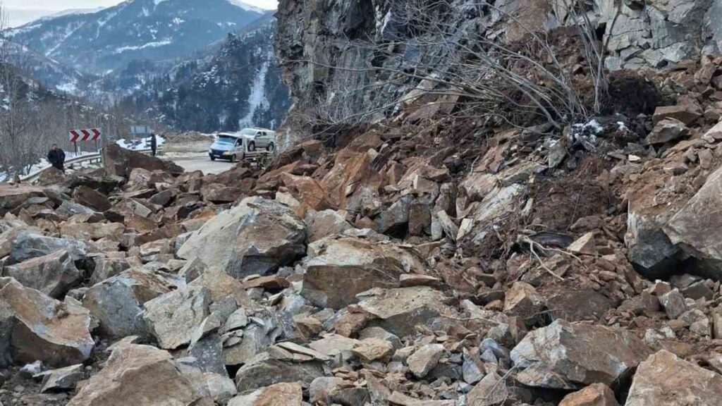 Giresun-Sivas kara yolu heyelan