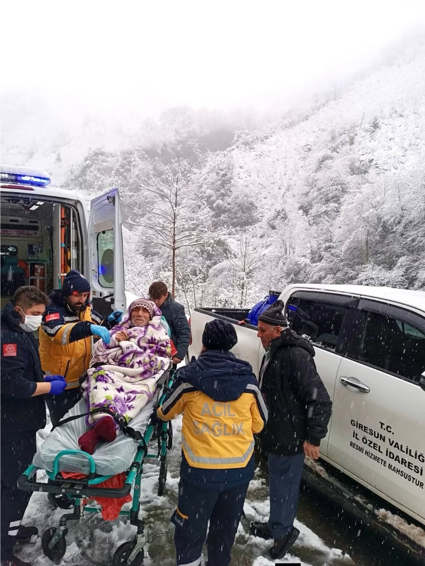 Giresun köy yollarında karla mücadele