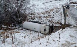 Gümüşhane’de LPG Yüklü Tanker Dereye Devrildi, Sürücü Yaralandı