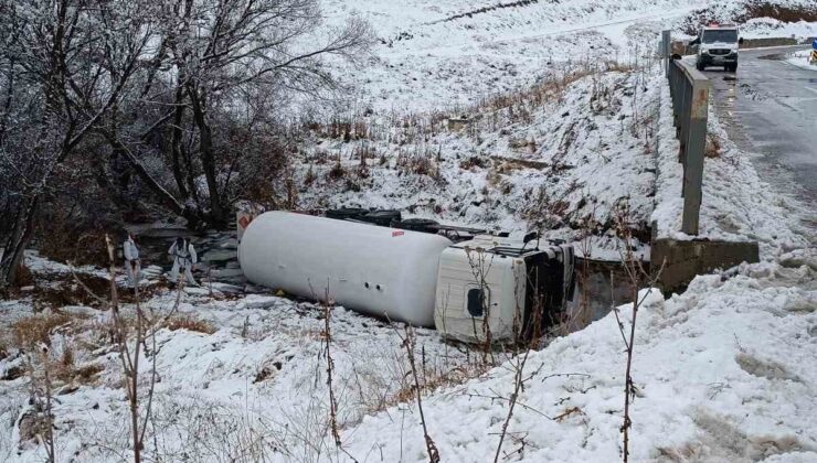 Gümüşhane’de LPG Yüklü Tanker Dereye Devrildi, Sürücü Yaralandı