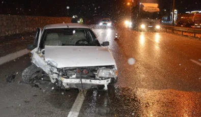 Havza’da Kaldırıma Çarpan Otomobilde İki Kişi Yaralandı