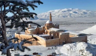 Tarihi İshak Paşa Sarayı kışın büyüleyici güzelliğiyle dikkat çekiyor