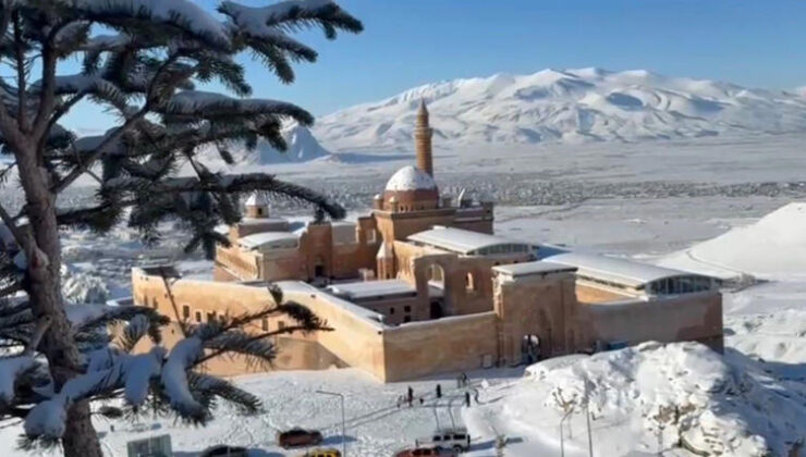 Tarihi İshak Paşa Sarayı kışın büyüleyici güzelliğiyle dikkat çekiyor