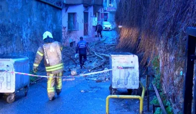 İstanbul’da yağış sonrası tehlike: Fatih’te istinat duvarı çöktü