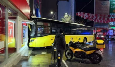 Kartal’da trafik kazası: İETT otobüsü binaya çarptı