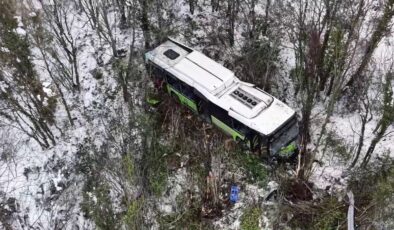 Kartepe’de Yolcu Otobüsü Şarampole Yuvarlandı