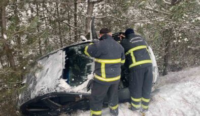 Kastamonu-Tosya yolunda kaza: Otomobil şarampole yuvarlandı, 2 kişi yaralandı