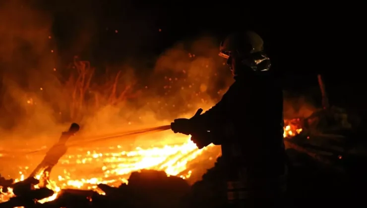 Kastamonu’da Korkutan Yangın: Köyde Alevler Üç Evi Sardı