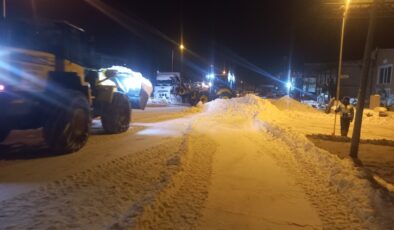 Kelkit’te Gece Mesaisi: Yeni Sanayi Bölgesinde Kar Temizliği Sürüyor