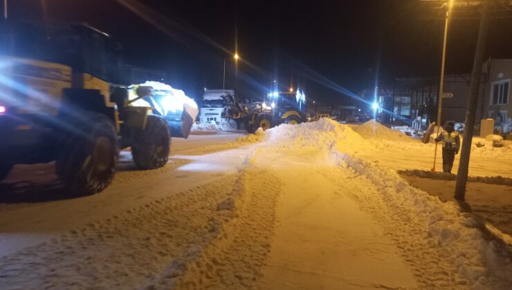 Kelkit’te Gece Mesaisi: Yeni Sanayi Bölgesinde Kar Temizliği Sürüyor