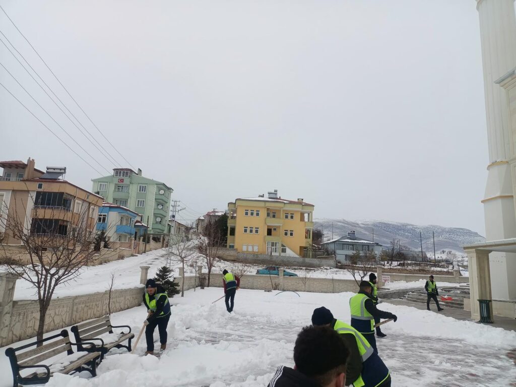 Kelkit camilerinde kar temizliği