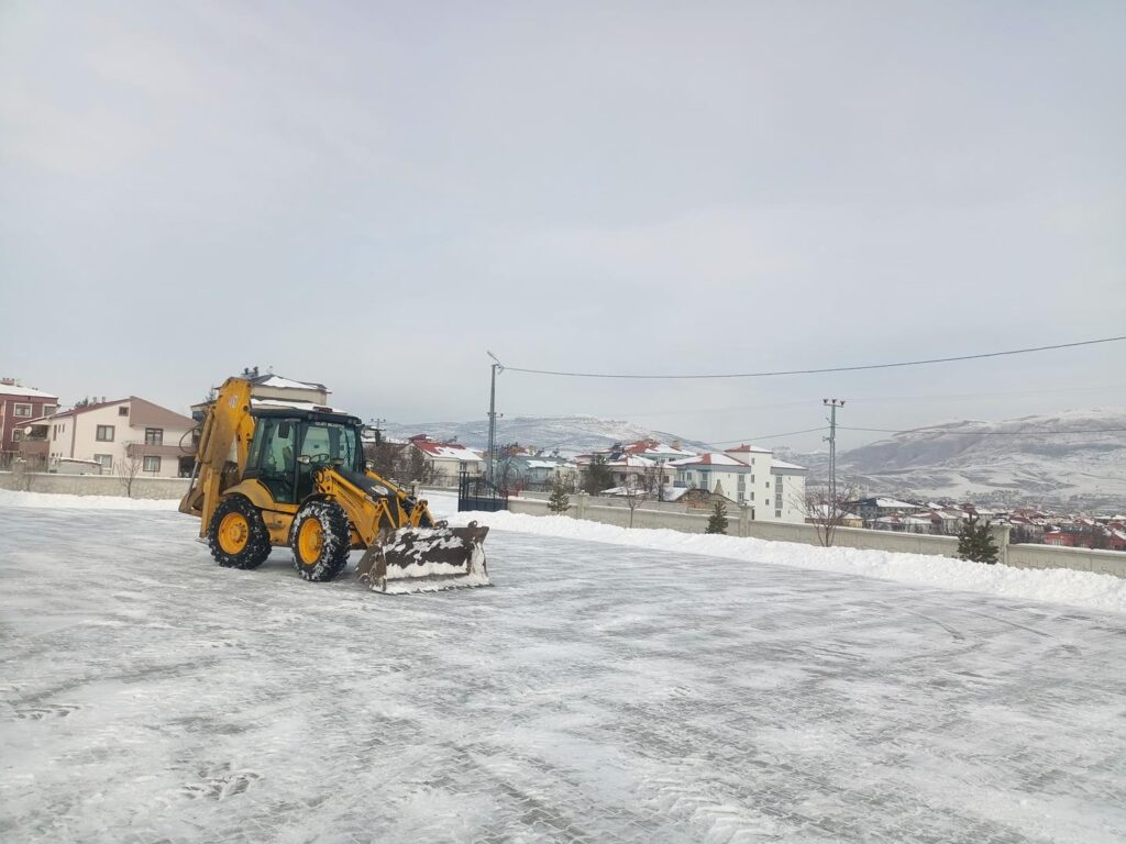 Kelkit camilerinde kar temizliği