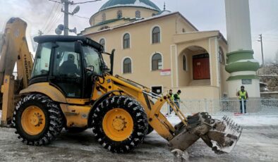 Kelkit’te Camilerde Kar Temizliği Çalışması: Belediye Ekipleri Sahada