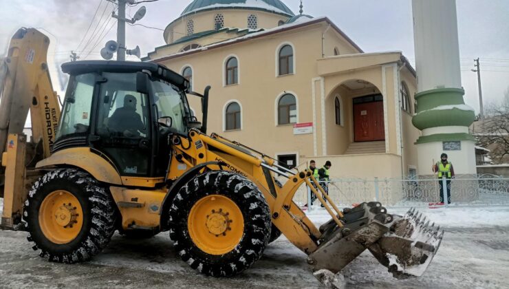 Kelkit’te Camilerde Kar Temizliği Çalışması: Belediye Ekipleri Sahada
