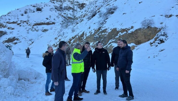 Kemaliye’de grup köy yolunda çığ paniği: Ulaşım servis yoluna yönlendirildi
