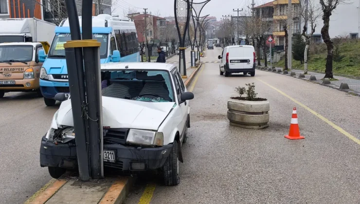 Keşan’da Kontrolden Çıkan Otomobil Refüje Çarptı