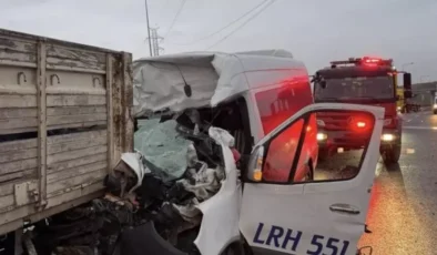 Kocaeli’de Servis Minibüsü ile Kamyon Çarpıştı: Ağır Yaralı İşçiden Acı Haber