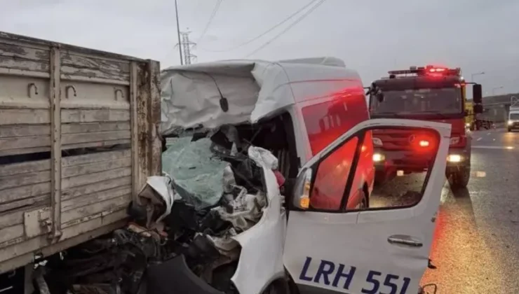 Kocaeli’de Servis Minibüsü ile Kamyon Çarpıştı: Ağır Yaralı İşçiden Acı Haber