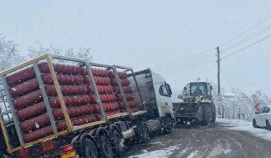 Korgan’a doğalgaz taşıyan TIR yolda mahsur kaldı