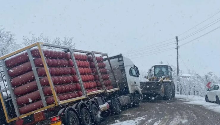 Korgan’a doğalgaz taşıyan TIR yolda mahsur kaldı