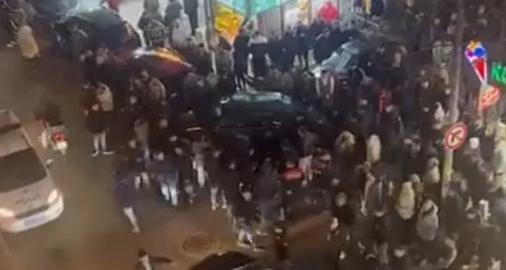 Küçükçekmece’de silahlı saldırı paniği: Sokakta kan aktı