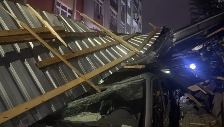 Küçükçekmece’de fırtına paniği: Uçan çatı araca zarar verdi