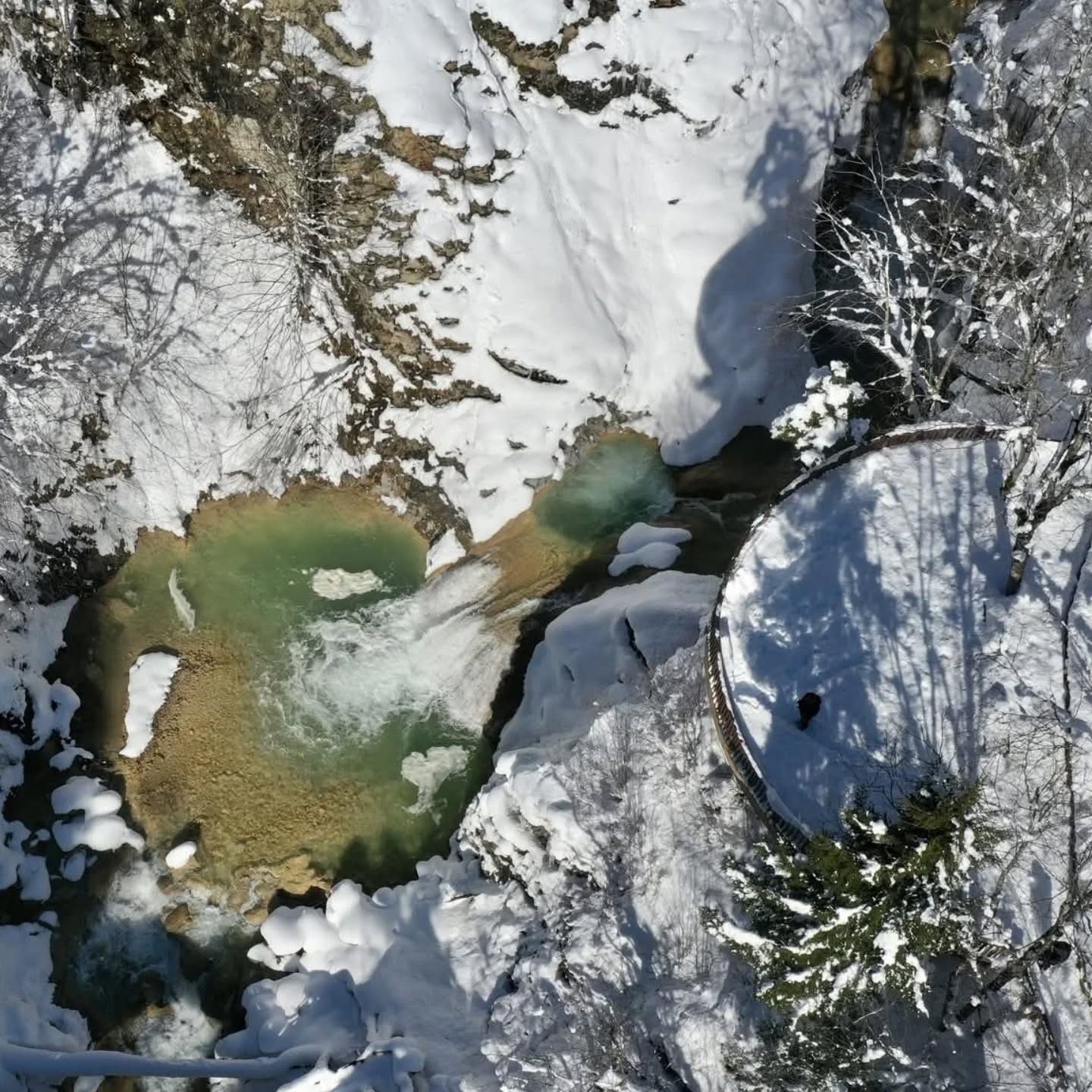 Mavigöl Kuzalan Şelalesi kar manzarası